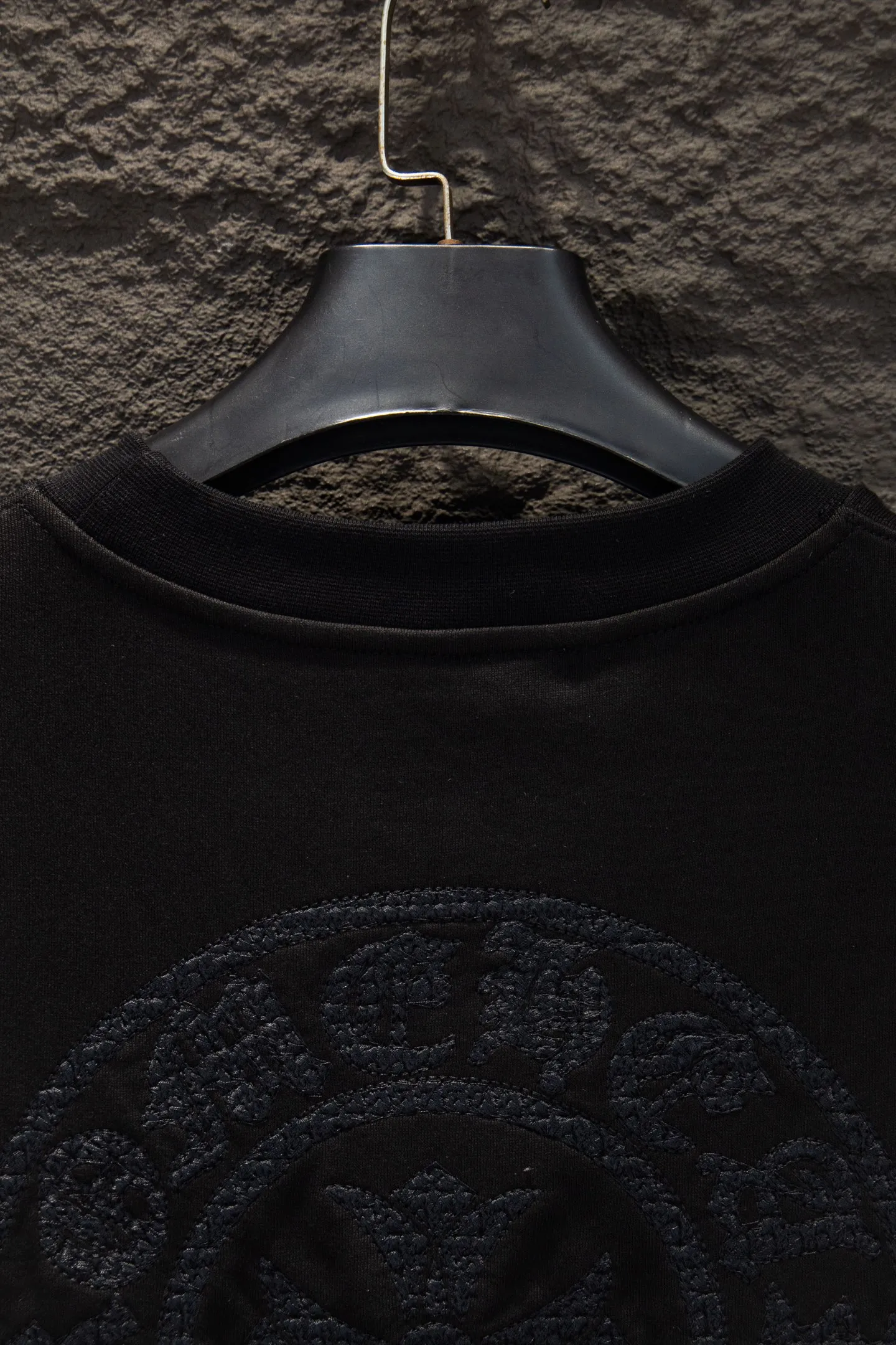 P260 🆕Chrome Hearts Home 420 grams, different from the market, texture is incomprehensible, os version is really charming, Chrome Home is also really unique, every new season's new product version is to the extreme, very practical, can be worn casually, nice✔️ - ⚠️100% cotton, using custom-dyed terry cotton sweatshirt surface, 420g double yarn, comfortable feel Made from imported knitting needle carded cotton, the thickness is moderate, drapey and contoured, making the upper body comfortable! ! It is very tolerant to fat body types and can instantly lose five pounds after wearing it!  Front panel #Back panel# Artistic arrangement of English letters. Imported Tajima high-density heavy-duty embroidery technology. The fonts are three-dimensional and full. Thousand-needle embroidery elements are added to the body, which greatly increases the interest of the clothing; unique visual effects.  Hem Loose closing Double-layer fabric Good closing effect Exquisite hemming Color: Black Size: S-M-L-XL